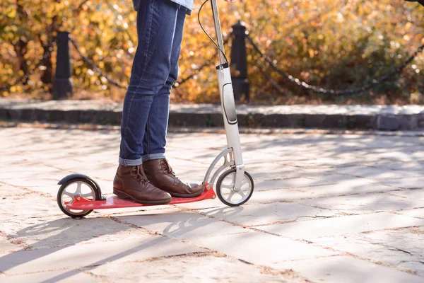 Homme positif chevauchant un scooter — Photo