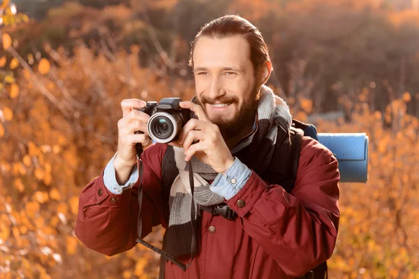 Agréable touriste faire une promenade — Photo