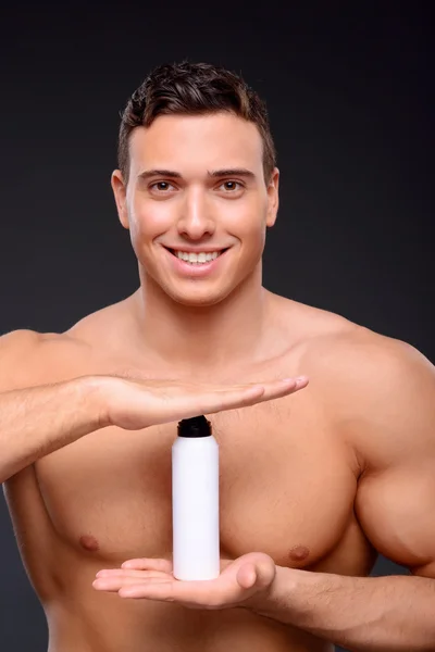 Handsome guy taking care of himself — Stock Photo, Image