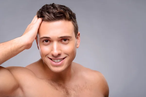 Angenehmer Typ, der Emotionen ausdrückt — Stockfoto