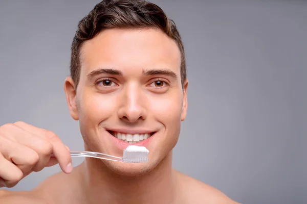 Handsome man cleaning teeth — Stock Photo, Image