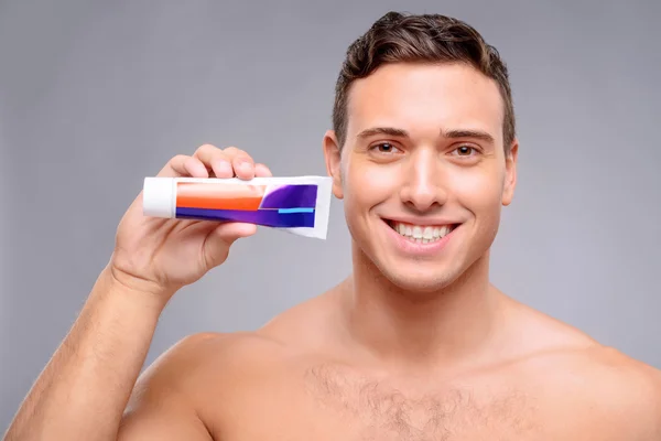 Beau homme qui nettoie les dents — Photo
