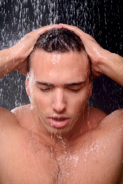 Красивый парень принимает душ — стоковое фото