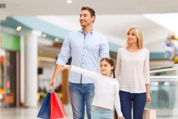 Freundliche Familie spaziert durch Einkaufszentrum — Stockfoto