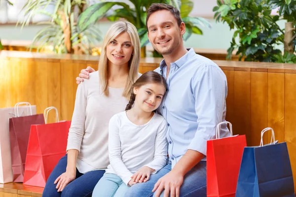 Friendly family shopping in a mall — Stock Photo, Image