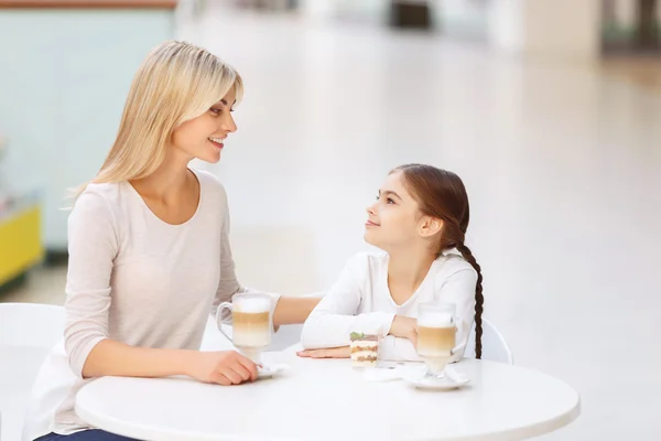 Friendly family sitting in the cafe — Φωτογραφία Αρχείου