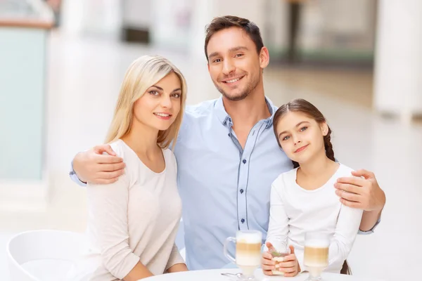 Friendly family sitting in the cafe — Stok fotoğraf