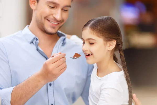 Família amigável sentado no café — Fotografia de Stock