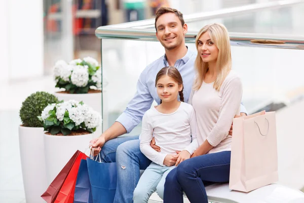 Friendly family sitting on the bench — Stock Photo, Image