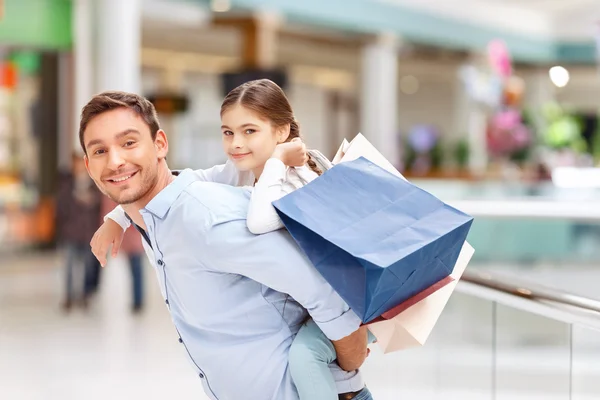 Pai e filha se divertindo no shopping — Fotografia de Stock