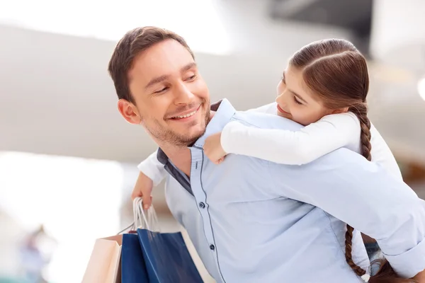 Padre e figlia si divertono nel centro commerciale — Foto Stock