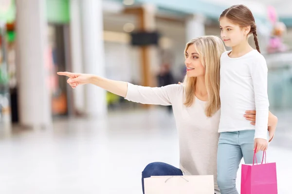 Madre e hija teniendo compras —  Fotos de Stock