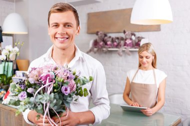 Hoş çiçekçi hizmet istemci