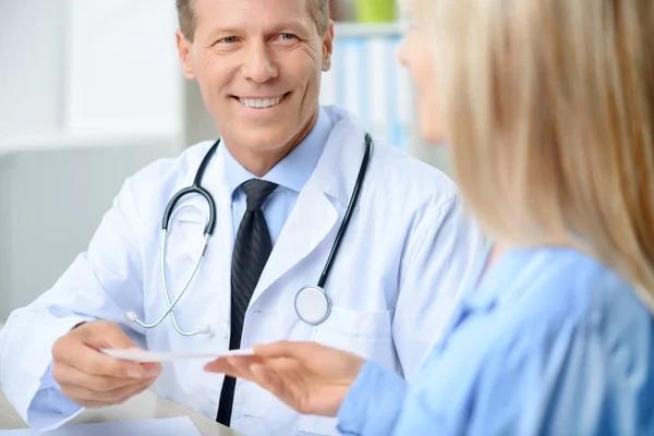 Médico profissional examinando seu paciente — Fotografia de Stock