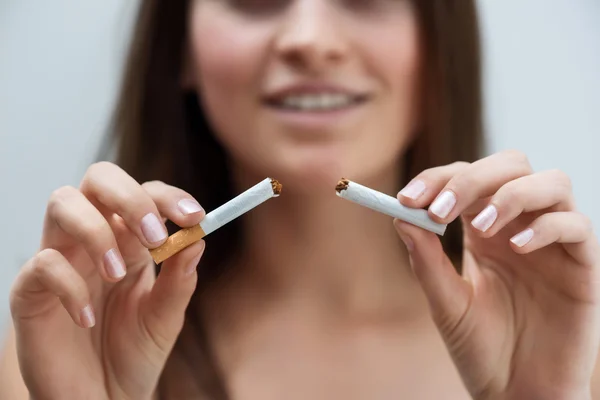 Unhealthy girl smoking — Stockfoto