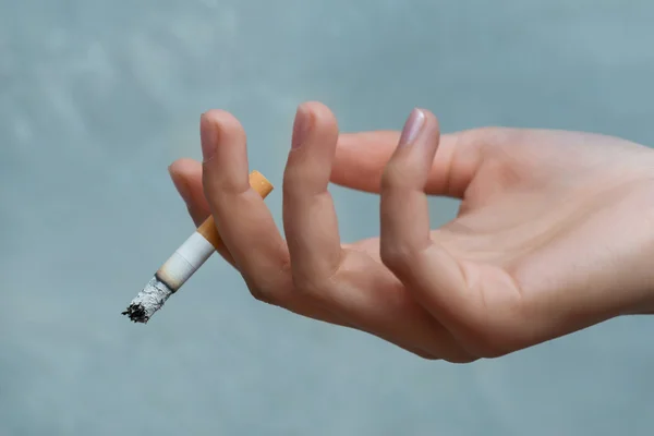 Unhealthy girl smoking — Φωτογραφία Αρχείου