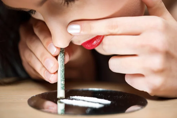 Young girl taking drugs — Stock Photo, Image