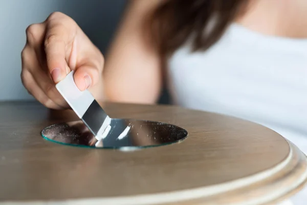 Young girl taking drugs — Stock Photo, Image