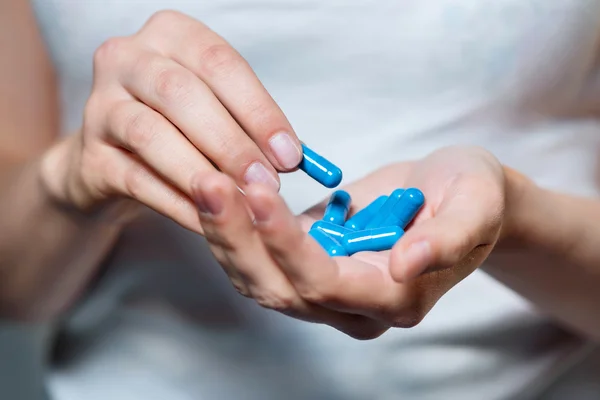 Young girl taking drugs — Φωτογραφία Αρχείου