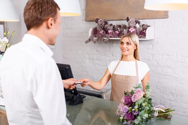 Agradable florista sirviendo cliente — Foto de Stock