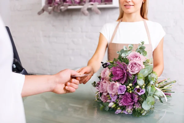 Piacevole fiorista al servizio del cliente — Foto Stock