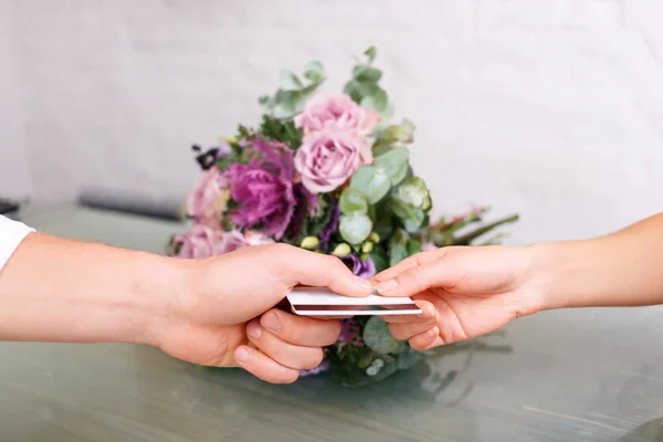 Angenehmer Blumenhändler, der Kunden bedient — Stockfoto