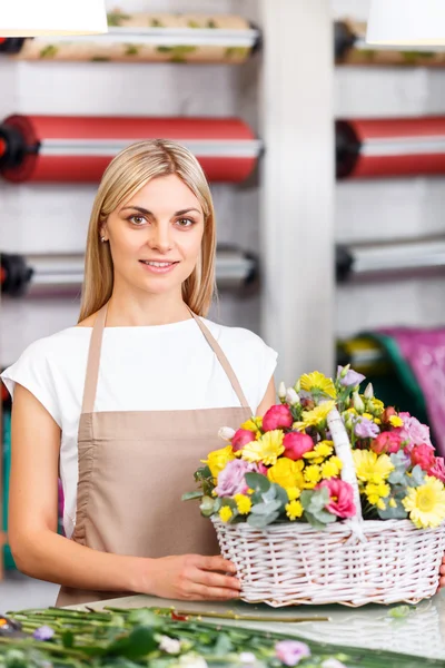 Professional florist working in a flower shop — Stock Photo, Image