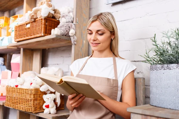 Fiorista professionista che lavora in un negozio di fiori — Foto Stock