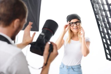 Fotoğrafçı için sorar gibi genç model aksesuarları giderir.