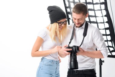 Model ve fotoğrafçı ile çekim arıyoruz.