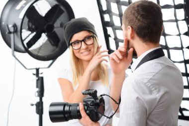 Fotoğrafçı genç modeli ile iş anlar anlatılmaktadır