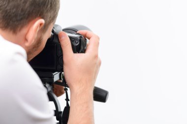 Yakışıklı fotoğrafçı profesyonel fotoğraf makinesi ile çalışma.