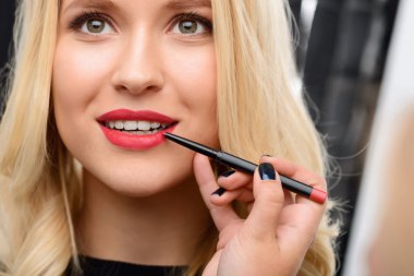 Profesyonel kozmetik uygulanmakta olan.