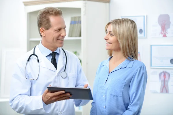 Professional doctor talking with his patient — Stockfoto