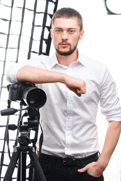 Junge attraktive Fotografin — Stockfoto