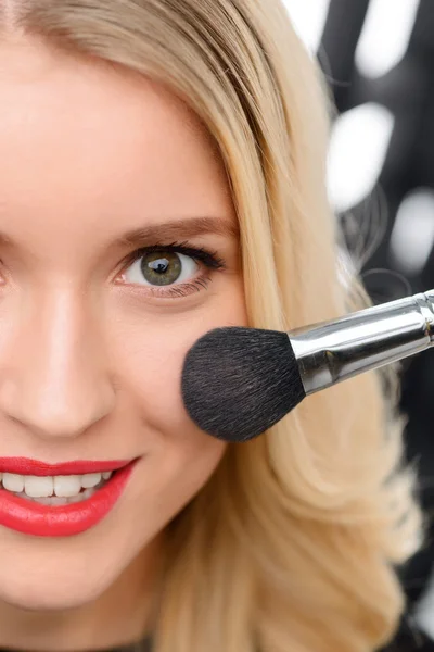 Professionelles Make-up wird aufgetragen. — Stockfoto