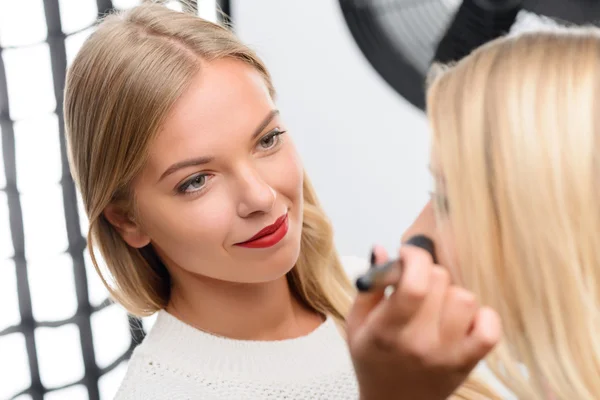 Artista de maquillaje profesional disfruta de su trabajo . —  Fotos de Stock