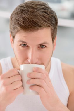 Kahve içme sürecinde çekici adam.