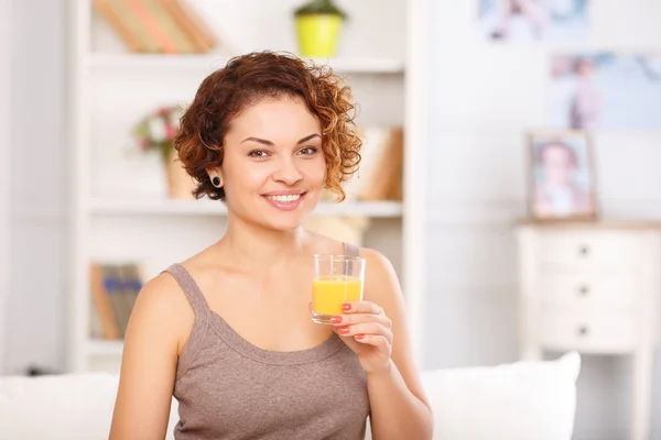 Trevlig tjej med frukost i sängen — Stockfoto