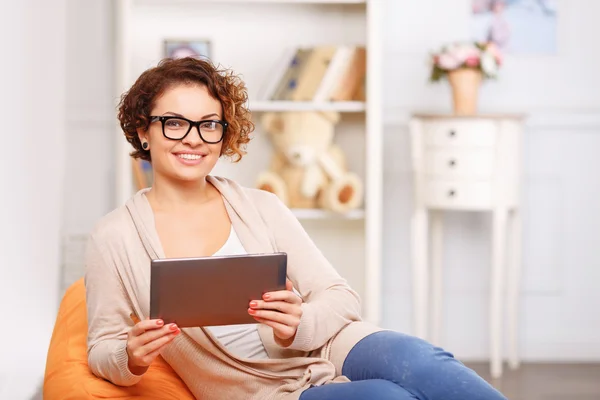 Leuk meisje rusten in arm stoel — Stockfoto