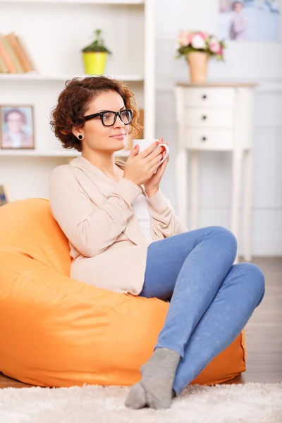 Nettes Mädchen im Sessel liegend — Stockfoto