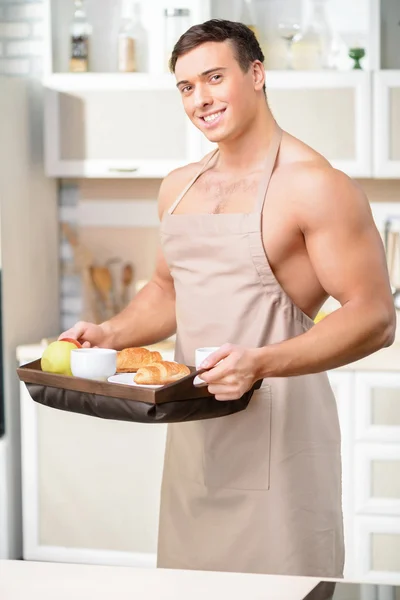 Homem carregando uma bandeja de café da manhã . — Fotografia de Stock