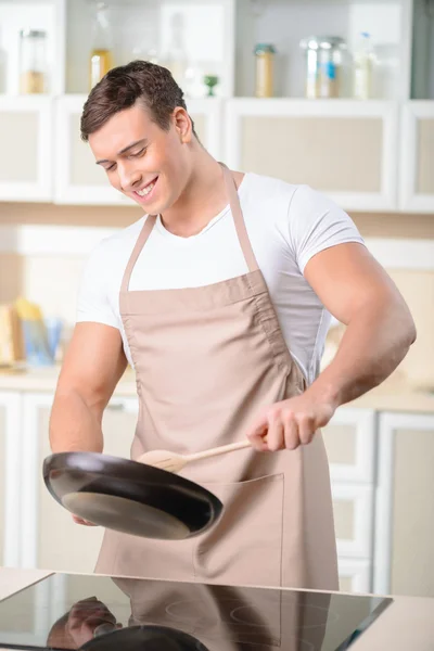 Homme cuisinier travaille avec poêle — Photo