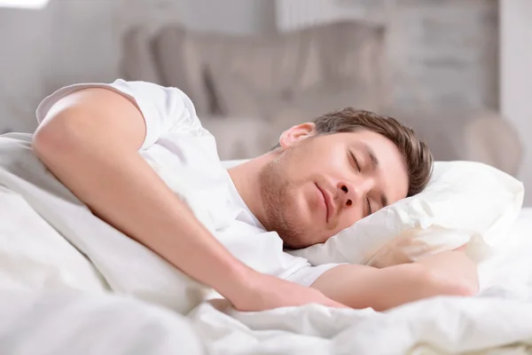 Красивый парень спит в своей постели . — стоковое фото