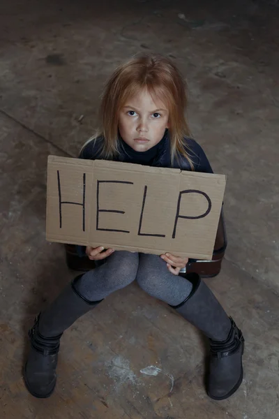 Klein meisje bedelen voor help — Stockfoto