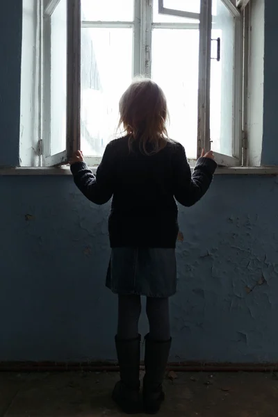 Depresso poot ragazza in piedi — Foto Stock