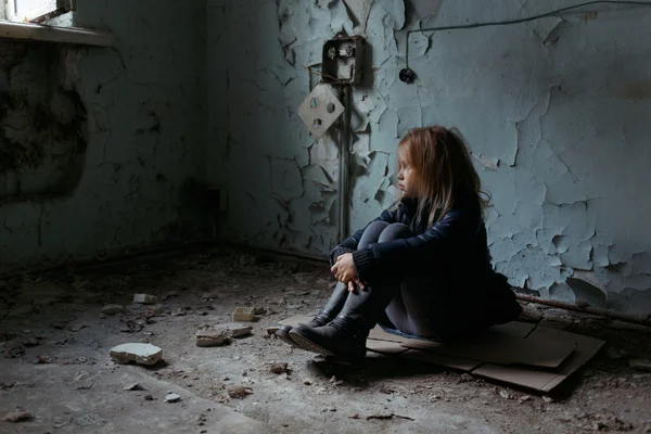 Beznadějný dívka sedící na podlaze — Stock fotografie