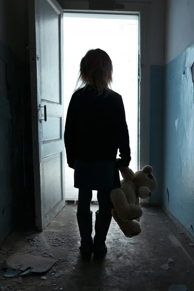 Депресивна дівчина виходить з кімнати — стокове фото