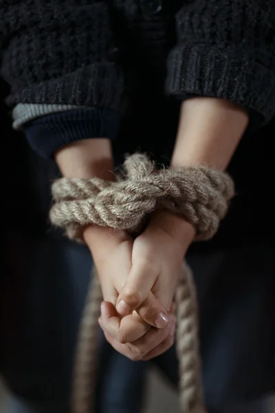 связанные женщины. связанная девушка в плену. связанный парень. связанные руки. красивое связывание.