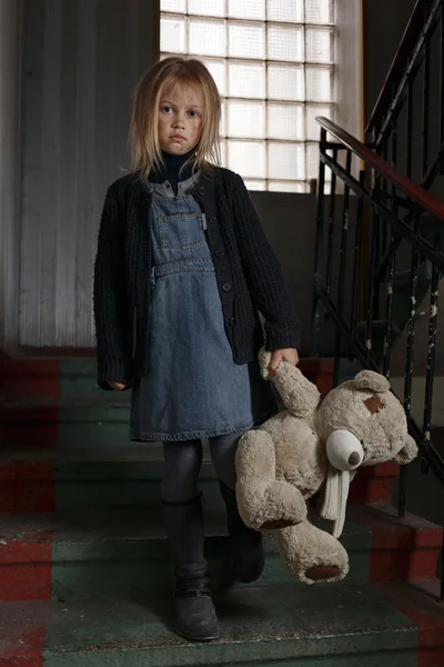 Nieszczęśliwy dziewczynę stojącą na schody — Zdjęcie stockowe